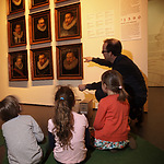 Jonge leerlingen krijgen in het kader van Overgisteren les in een musuem.