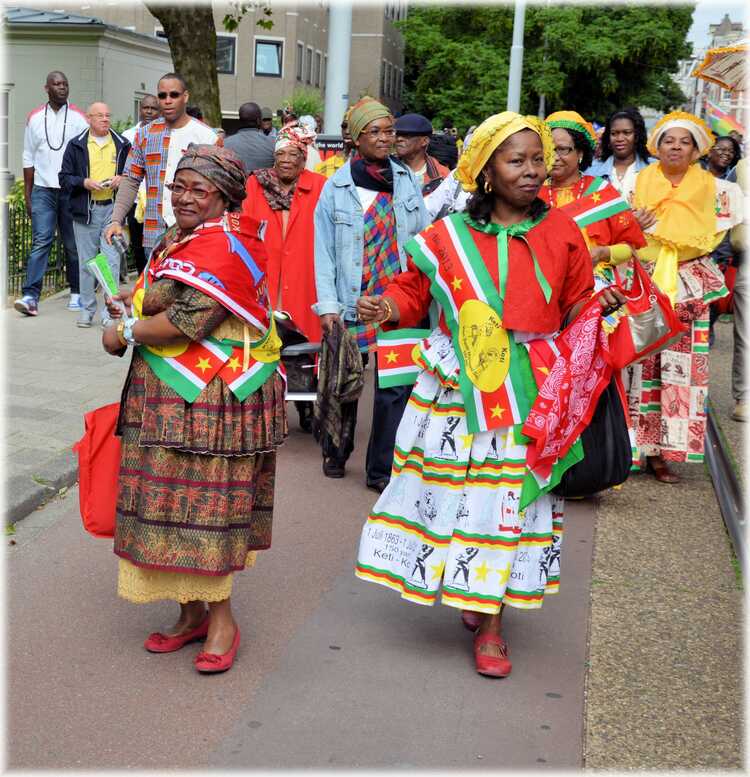 Mensen in traditionele kleding op straat tijdens Keti Koti-festival in Amsterdam, 2013. Bron Wikimedia Commons.