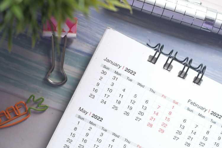 Kalender met dagen van de maand ligt op een tafel. Foto Towfiqu Barbhuiya. Bron Pexels.