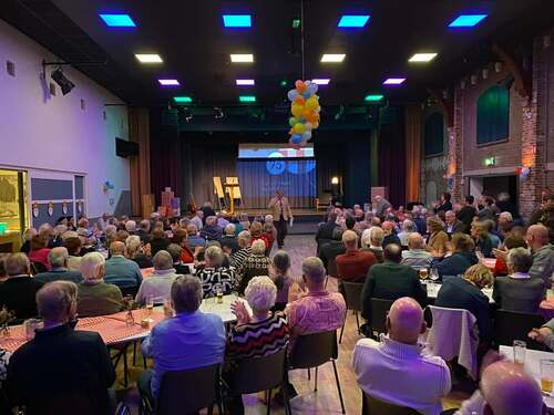 Zaal met publiek in Alphen, november 2023. 