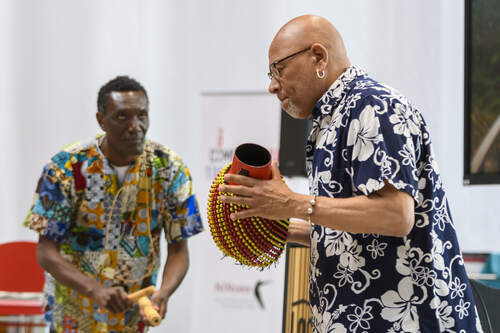 Twee mannen maken muziek. Bron: Erfgoedvrijwilliger.nl, fotograaf Ben Nienhuis.